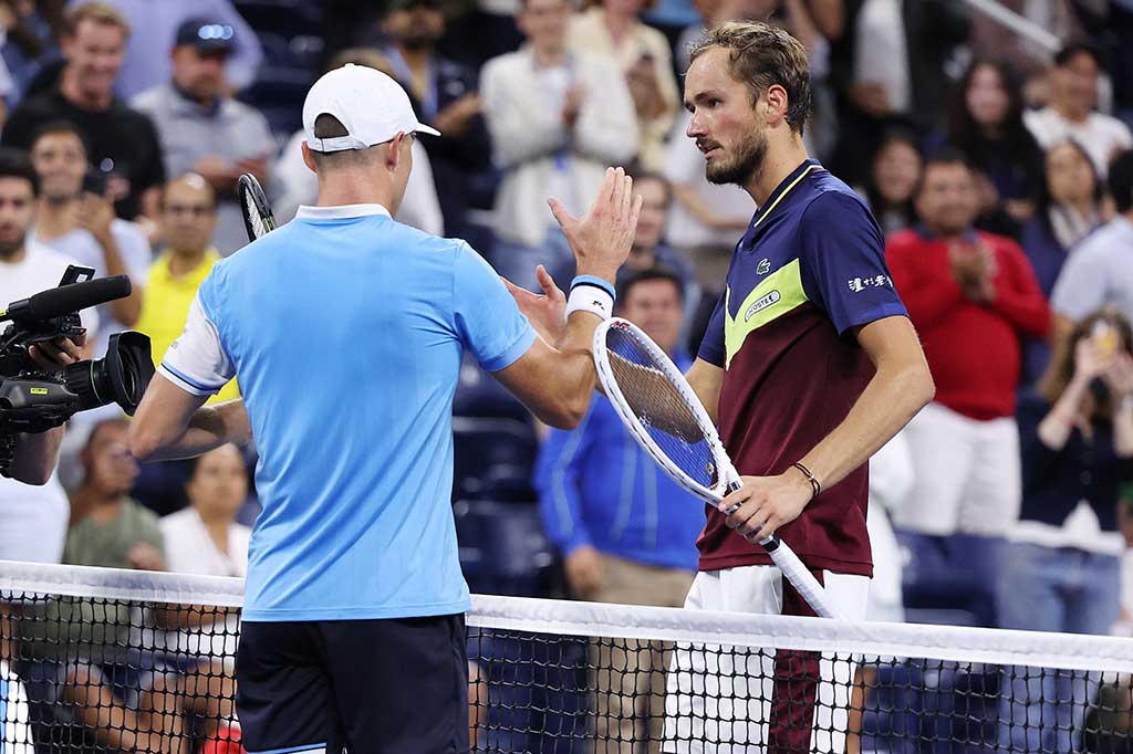Daniil Medvedev bangkit dari sandungan kecil untuk mengalahkan petenis Australia Christopher O'Connell dengan skor 6-2, 6-2, 6-7 (6/8), 6-2.