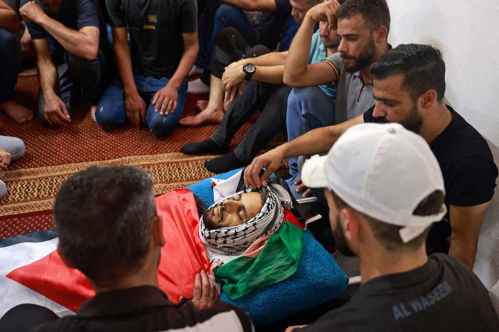 Warga berduka di dekat jenazah warga Palestina Abdul Rahim Fayez Ghannam, yang terbunuh dalam serangan militer Israel, di Desa Aqaba, Tepi Barat yang diduduki, Jumat, 1 September 2023.