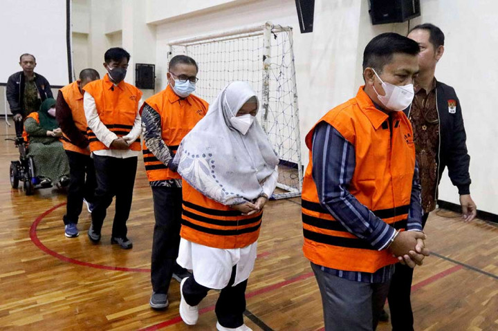 Dalam perkara tersebut KPK telah menetapkan 52 orang tersangka dengan perannya masing-masing. Penyidik lembaga antirasuah kemudian secara bertahap melakukan penahanan terhadap para tersangka.