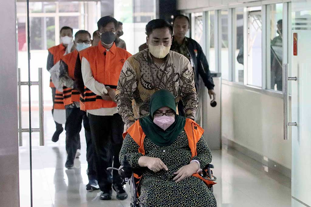 Enam tersangka tersebut, yakni mantan anggota DPRD Provinsi Jambi Periode 2014-2019 Mely Hairiya (MH), Luhut Silaban (LS), Edmon (EM), M. Khiril (MK), Rahima (RH), dan Mesran (MS). 