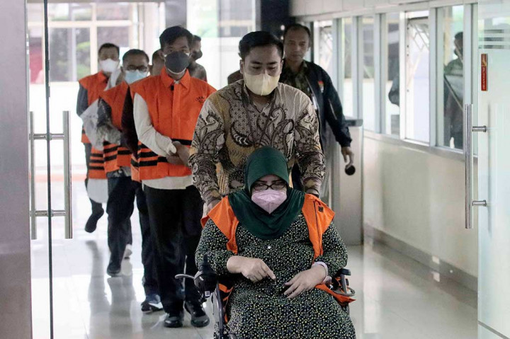 Enam tersangka tersebut, yakni mantan anggota DPRD Provinsi Jambi Periode 2014-2019 Mely Hairiya (MH), Luhut Silaban (LS), Edmon (EM), M. Khiril (MK), Rahima (RH), dan Mesran (MS). 