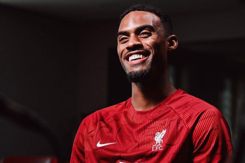 Gravenberch merupakan rekrutan keempat Liverpool pada bursa transfer musim panas. Keempat pemain itu semuanya merupakan gelandang.  Alexis Mac Allister, Dominik Szoboszlai, dan Wataru Endo telah didatangkan ke Anfield sebelumnya, untuk mengompensasi kepergian Jordan Henderson, Fabinho, Naby Keita, James Milner, dan Alex Oxlade-Chamberlain.