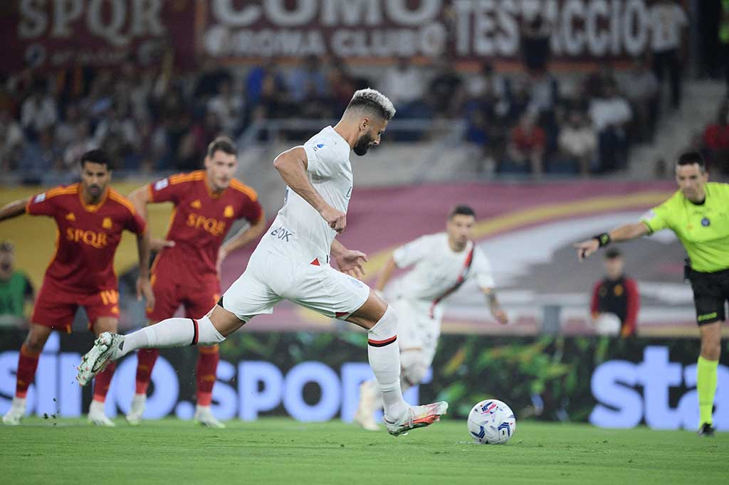 Milan menggebrak sejak awal laga. Tim tamu mendapatkan hadiah penalti setelah Ruben Loftus-Cheek dilanggar kiper Roma, Rui Patricio di kotak terlarang. Olivier Giroud sukses melakukan tugasnya membobol gawang Roma untuk membawa Milan memimpin 1-0 di babak pertama.