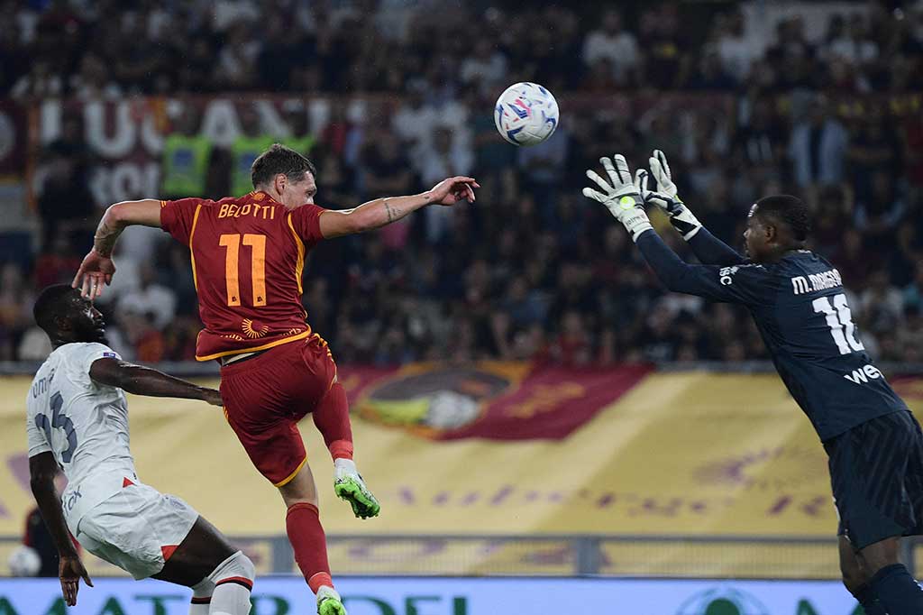 Sayang Milan harus bermain dengan sepuluh orang sejak menit ke-61 akibat Fikayo Tomori menerima kartu kuning keduanya setelah melakukan pelanggaran terhadap Andrea Belotti. Meski unggul jumlah pemain, Roma masih kesulitan menciptakan peluang bagus. 