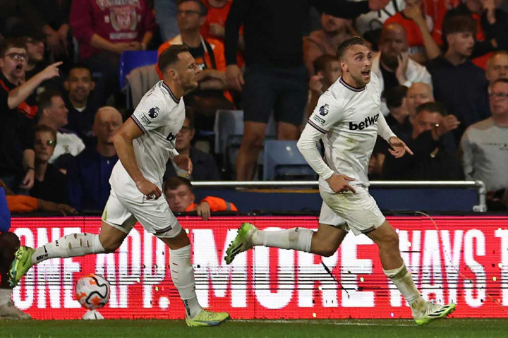 Pemain tim nasional Inggris Jarred Bowen membuka keunggulan West Ham pada menit ke-37, saat tandukannya memanfaatkan umpan Lucas Paqueta tidak mampu diantisipasi kiper Thomas Kaminski.