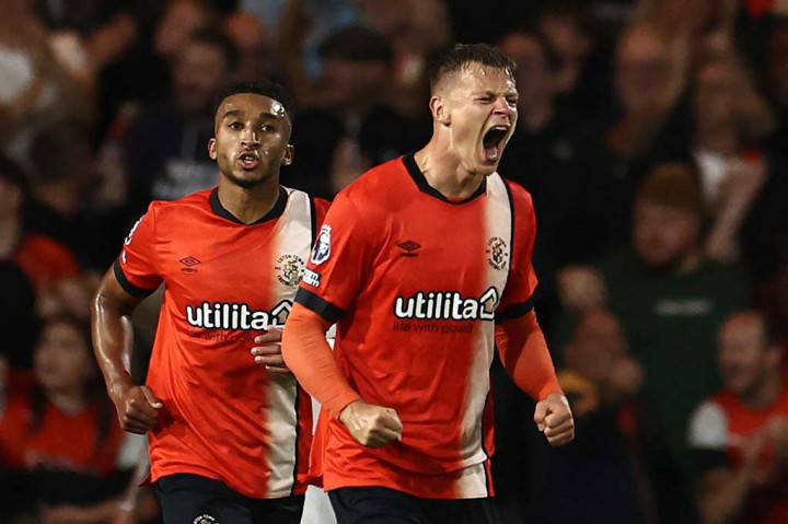 Luton akhirnya mampu mencetak satu gol hiburan pada menit ke-92, ketika Mads Andersen menanduk bola yang berbuah gol. Itu merupakan gol perdana Luton dari permainan terbuka pada musim ini.