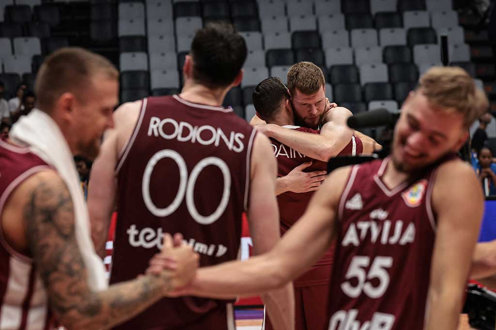 Timnas basket Latvia kembali memberi kejutan pada Piala Dunia FIBA 2023. Kali ini dengan mengalahkan juara bertahan Spanyol 74-69 pada gim pertama Grup L putaran dua di Indonesia Arena, Jakarta, Jumat, 1 September 2023.