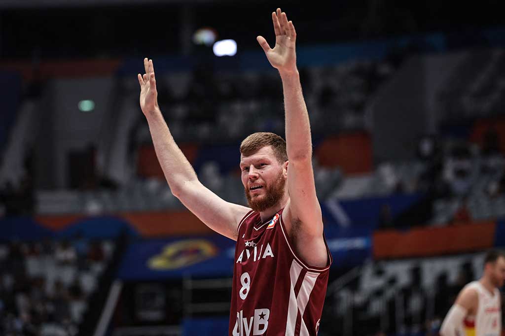 Davis Bertans mencetak 16 poin, tiga rebounds, dan satu assist yang membuat forward 30 tahun itu menjadi pemain terbaik pada laga ini.