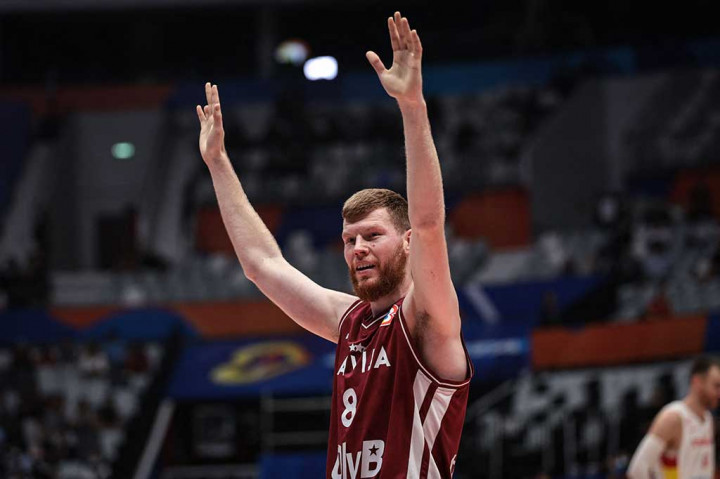 Davis Bertans mencetak 16 poin, tiga rebounds, dan satu assist yang membuat forward 30 tahun itu menjadi pemain terbaik pada laga ini.