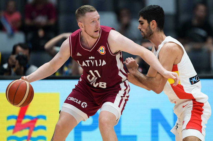 Empat rekan Davis Bertans lainnya juga tampil apik pada laga ini dengan menyumbang lebih dari 10 poin, yaitu Rodion Kurucs (13 poin), Rolands Smits (11 poin), Andrejs Grazulis (11), dan Kristers Zoriks (11 poin).
