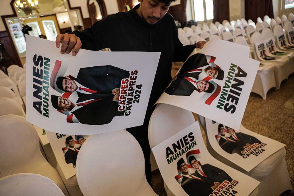 Petugas mempersiapkan atribut jelang deklarasi calon presiden Anies Baswedan dan cawapresnya Muhaimin Iskandar di Hotel Yamato, Soerabaja atau Hotel Majapahit, Surabaya, Jawa Timur, Sabtu, 2 September 2023. 