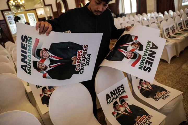 Petugas mempersiapkan atribut jelang deklarasi calon presiden Anies Baswedan dan cawapresnya Muhaimin Iskandar di Hotel Yamato, Soerabaja atau Hotel Majapahit, Surabaya, Jawa Timur, Sabtu, 2 September 2023. 