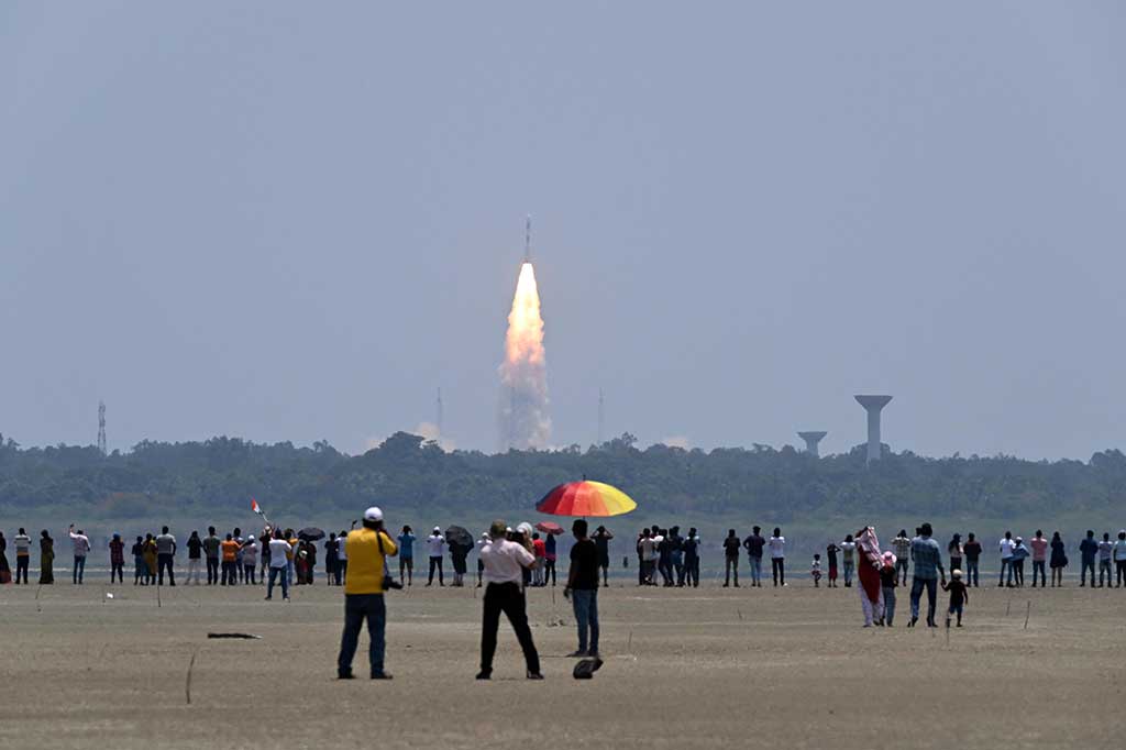 “Peluncuran berhasil, semuanya normal,” seorang pejabat Organisasi Penelitian Luar Angkasa India mengumumkan dari kendali misi saat pesawat tersebut bergerak menuju hulu atmosfer bumi.