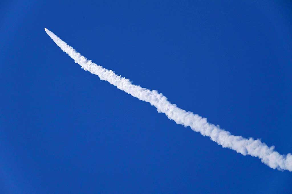 Aditya melakukan perjalanan dengan roket PSLV XL berbobot 320 ton rancangan ISRO yang telah menjadi andalan program luar angkasa India, yang mendukung peluncuran sebelumnya ke Bulan dan Mars. Misi ini juga bertujuan untuk menjelaskan dinamika beberapa fenomena matahari lainnya dengan pencitraan dan pengukuran partikel di atmosfer bagian atas Matahari.