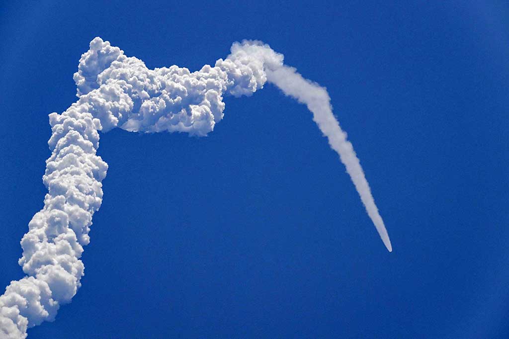 Aditya, nama dewa Matahari dalam agama Hindu, akan melakukan perjalanan sejauh 1,5 juta kilometer (930.000 mil) untuk mencapai tujuannya -- masih hanya satu persen dari jarak terjauh antara Bumi dan Matahari. Pada saat itu, gaya gravitasi kedua benda langit saling meniadakan, sehingga misi tetap berada dalam orbit halo yang stabil di sekitar bintang terdekat kita.