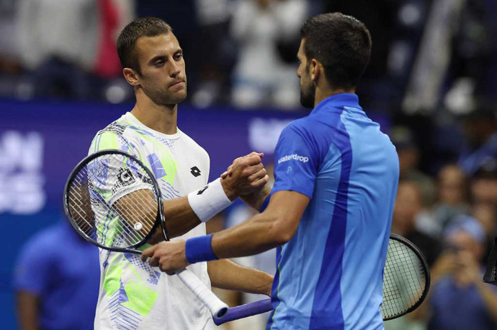 Menjadi unggulan kedua, Djokovic mengoreksi kesalahan-kesalahannya pada awal laga di Arthur Ashe Stadium sebelum menyingkirkan Djere dengan skor 4-6, 4-6, 6-1, 6-1, 6-3 dalam waktu tiga jam 45 menit.