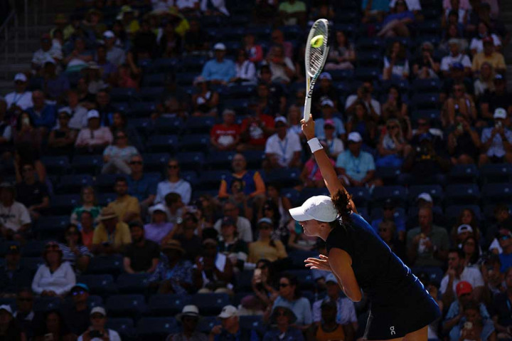 Petenis Polandia Iga Swiatek berusaha mengembalikan bola ke arah lawannya Kaja Juvan asal Slovenia di babak ketiga US Open, Sabtu, 2 September 2023.