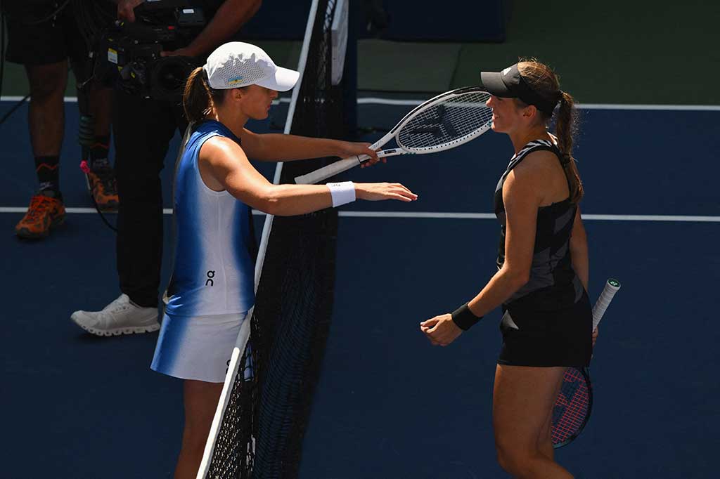 Iga Swiatek menunjukkan dominasinya setelah menghancurkan peringkat 145 Kaja Juvan asal Slovenia dengan skor 6-0, 6-1 dalam waktu hanya 49 menit di babak ketiga US Open, Sabtu, 2 September 2023.