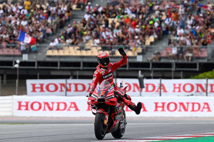 Bagnaia menjadi yang tercepat setelah bersaing ketat dengan Aleix Espargaro (Aprilia Racing) yang terpaut 0,104 detik dari sang pemimpin balapan.