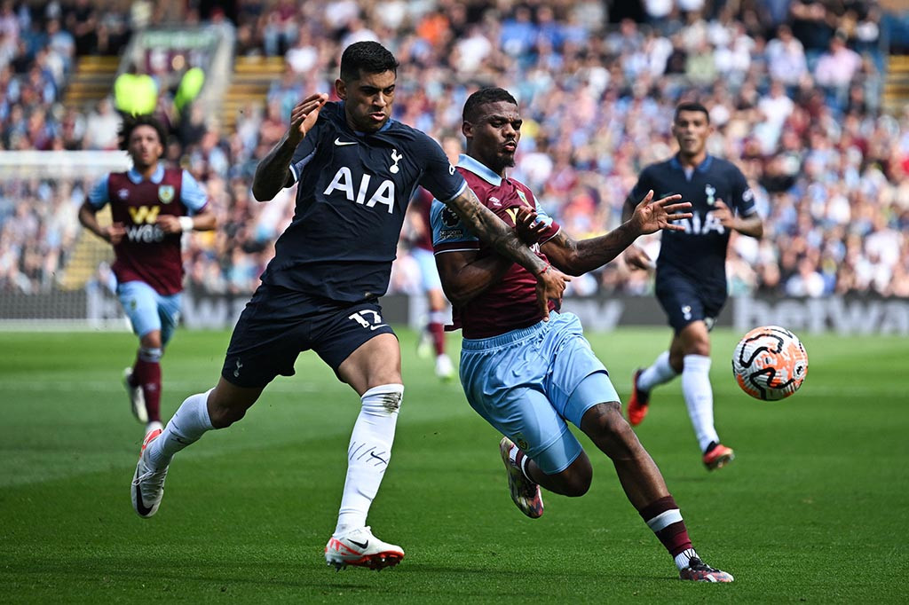 Burnley memulai laga dengan baik. Empat menit laga berjalan, melalui umpan Luca Koleosho, Foster mengeksekusinya dengan baik dan membawa tim tuan rumah unggul 1-0.