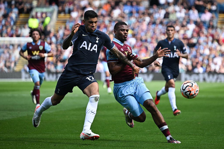 Burnley memulai laga dengan baik. Empat menit laga berjalan, melalui umpan Luca Koleosho, Foster mengeksekusinya dengan baik dan membawa tim tuan rumah unggul 1-0.
