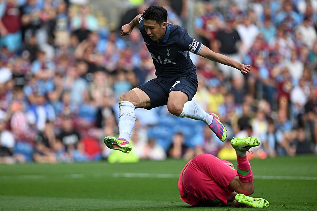 Tim asuhan Ange Postecoglou itu kian percaya diri dimana sebelum babak pertama selesai, mereka mampu berbalik unggul 2-1 ketika tendangan kaki kanan Christian Romero merobek jala gawang Burnley yang dijaga Ameen Al-Dakhil.