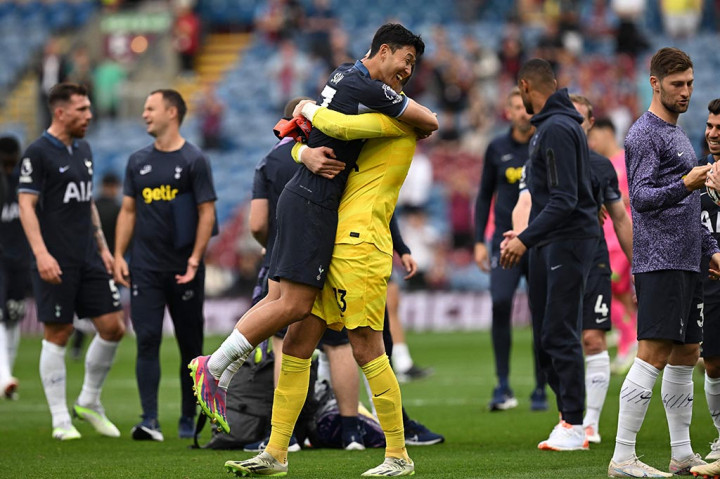 Burnley tidak cukup waktu menyamakan skor dan laga berakhir dengan kemenangan Spurs dengan skor 5-2.