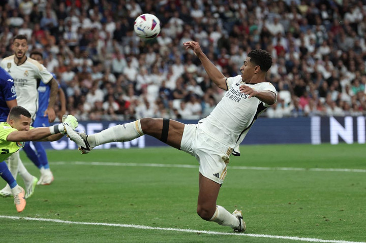 Gelandang veteran Toni Kroos yang dimainkan sebagai pemain pengganti menaikkan tempo serangan pada babak kedua, dan hampir membawa Real berbalik unggul saat sepakan mendatarnya ditahan kiper Soria.