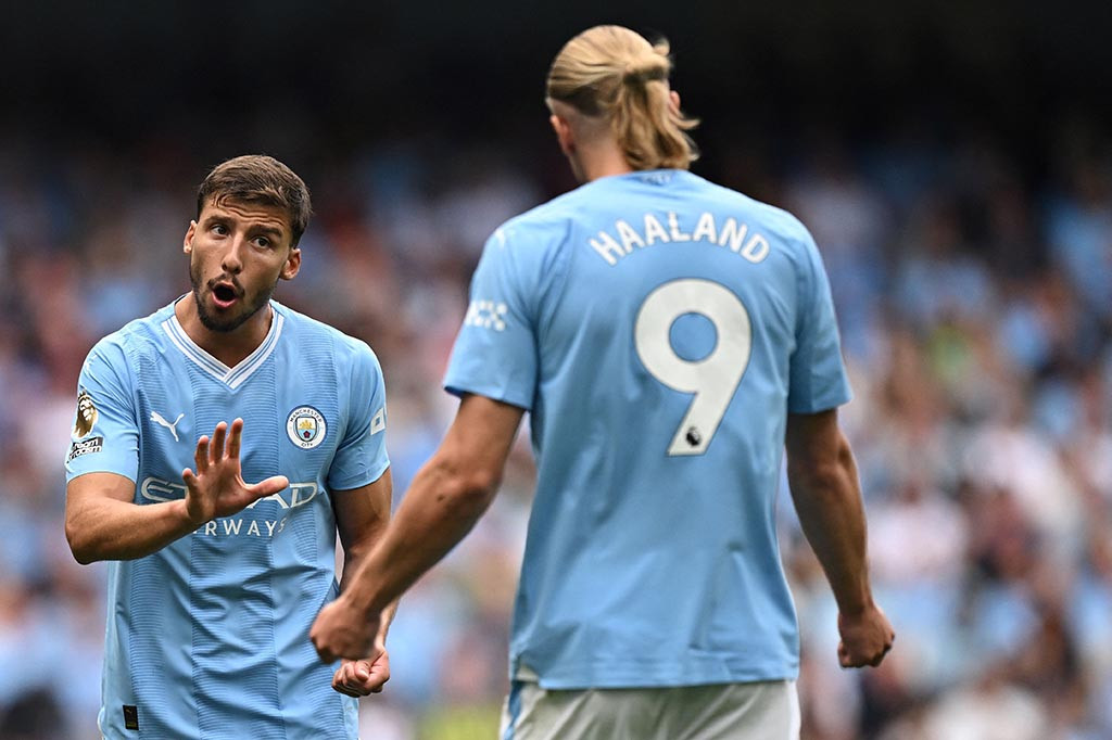 Erling Haaland mencetak hattrick saat Manchester City mempertahankan awal sempurna mereka di Liga Premier dengan kemenangan 5-1 atas Fulham pada hari Sabtu, 2 September 2023, ketika Son Heung-min juga mencetak tiga gol dalam kemenangan 5-2 Tottenham di Burnley.