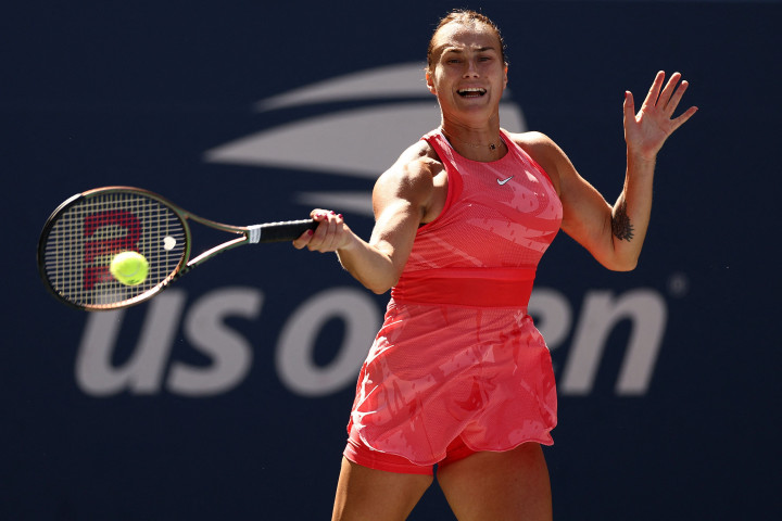 Sementara pada kategori putri, juara Australia Open Sabalenka mempertahankan dominasinya di turnamen ini dengan kemenangan dua set langsung 6-1, 6-1 atas Clara Burel.
