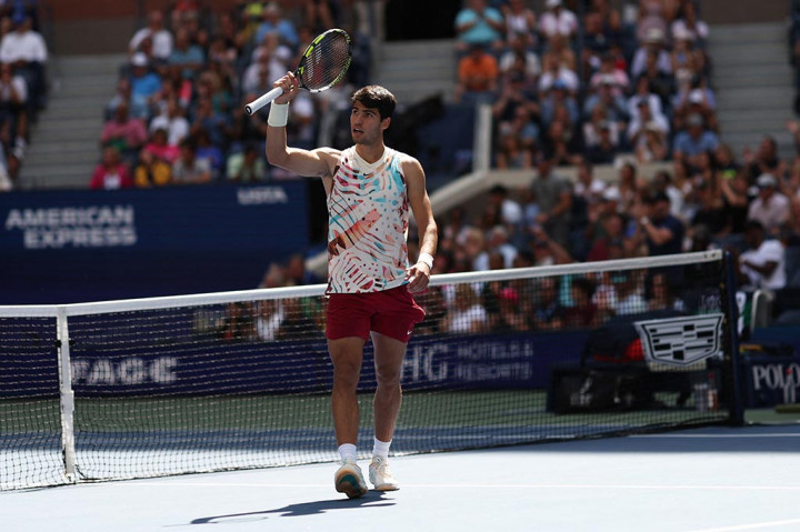 Kemenangan yang didapat Alcaraz membuatnya berada di jalur untuk mengulangi pertandingan perempat final melawan Jannik Sinner asal Italia. Kedua petenis itu memainkan pertandingan lima jam yang baru usai pada pukul 02.50 dini hari setahun silam.