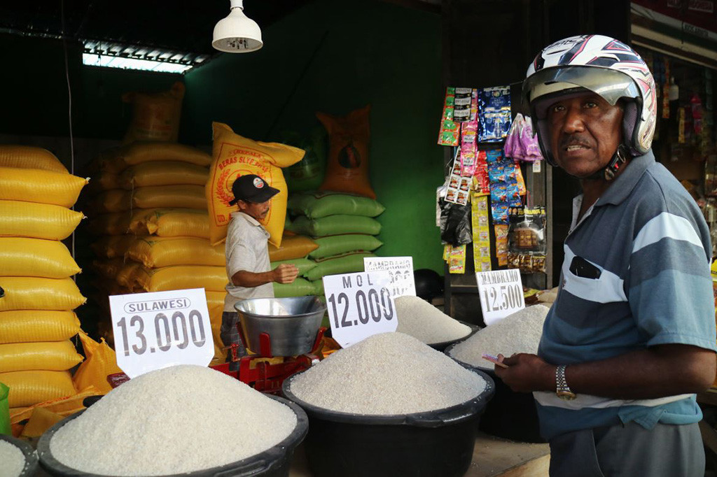 Harga beras di Pasar Tradisional Kasih, Kelurahan Naikoten I, Kota Kupang, Nusa Tenggara Timur naik sejak beberapa hari terakhir. Penaikan harga beras justru terjadi saat pasokan beras ke pasar lancar. Selain
itu, stok beras di pedagang pun melimpah.