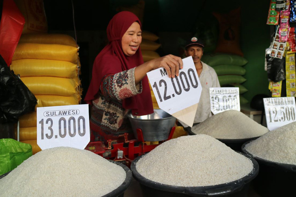 Beras yang naik paling tinggi adalah kualitas medium merek Gadis Kembar, AJ, dan Janda Pirang, rata-rata naik antara Rp500 hingga 1.000 per kilogram.