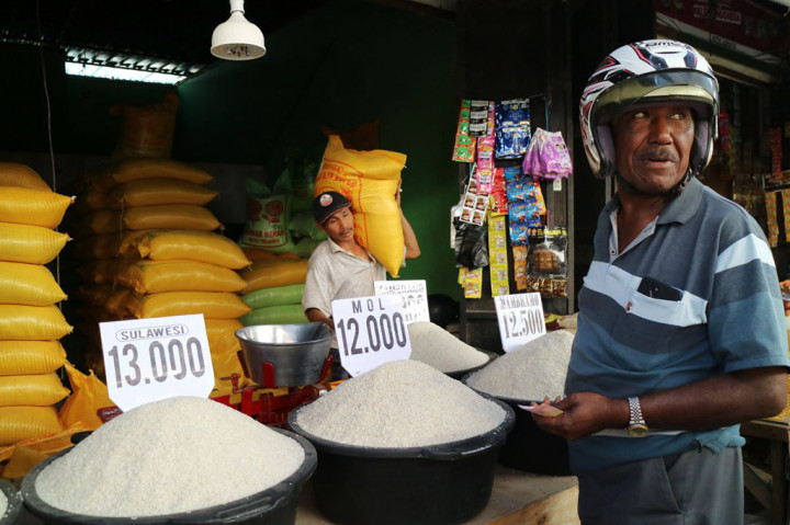 Nurdin, pedagang beras di pasar tersebut mengungkapkan, penaikan beras terjadi di tingkat distributor. Pasalnya, sebagian besar beras yang dijual di pasar tersebut, dipasok dari daerah lain terutama Sulawesi Selatan.