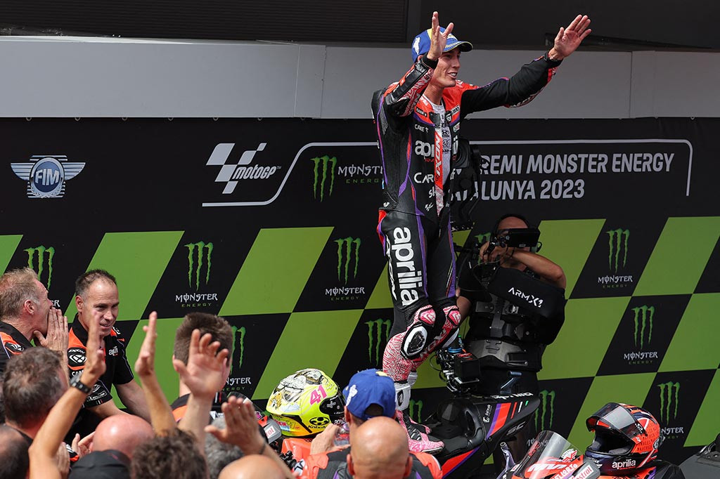 Balapan di antara kedua pebalap tim pabrikan Aprilia itu berlangsung cukup sengit. Vinales mulanya dengan mantap berada di posisi terdepan sebelum akhirnya Espargaro yang berhasil meraih pole di babak
kualifikasi pada Sabtu, 2 September 2023, mengamankan podium pertama di hadapan publik Spanyol alias kampung halamannya sendiri.