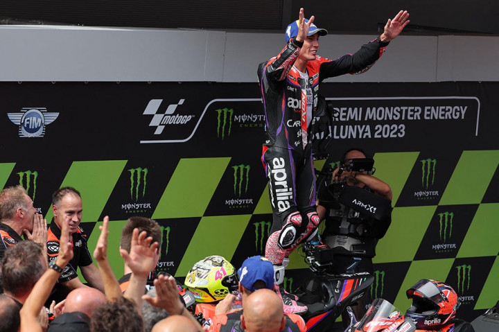 Balapan di antara kedua pebalap tim pabrikan Aprilia itu berlangsung cukup sengit. Vinales mulanya dengan mantap berada di posisi terdepan sebelum akhirnya Espargaro yang berhasil meraih pole di babak
kualifikasi pada Sabtu, 2 September 2023, mengamankan podium pertama di hadapan publik Spanyol alias kampung halamannya sendiri.