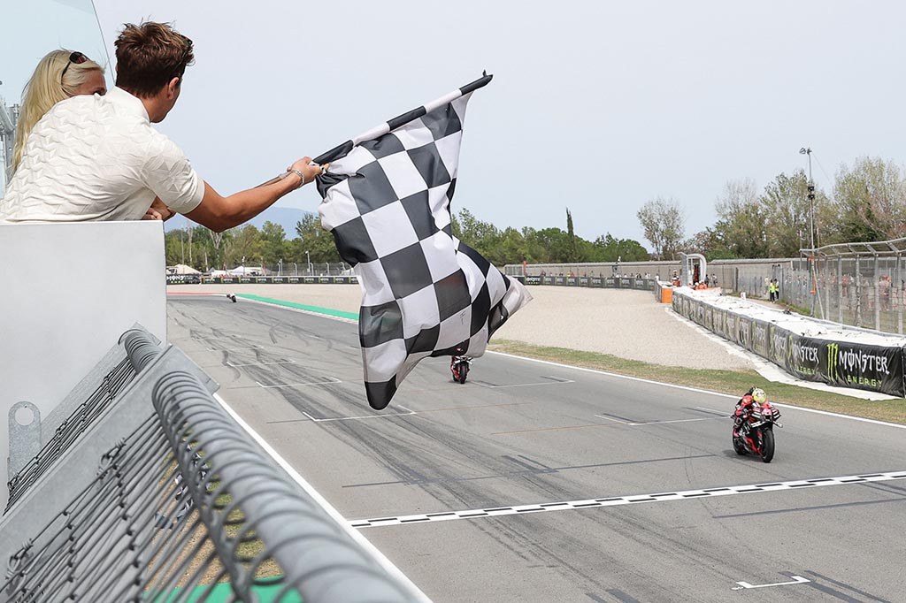 Tak hanya menjadi akhir pekan yang menyenangkan bagi Espargaro, pencapaian itu juga semakin lengkap untuk Aprilia Racing karena posisi kedua diraih oleh Maverick Vinales yang hanya terpaut 0,377 detik dari
rekan satu timnya itu.