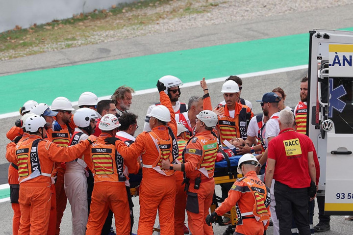 Kemudian di tikungan berikutnya Bagnaia kehilangan kendali, pembalap Italia itu terlempar dengan keras ke udara di depan rombongan yang mengejarnya.