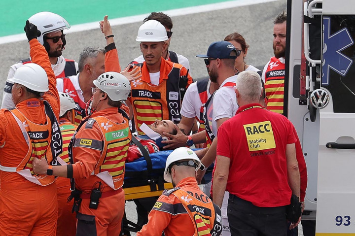 KTM milik Brad Binder kemudian melindas kaki Bagnaia.