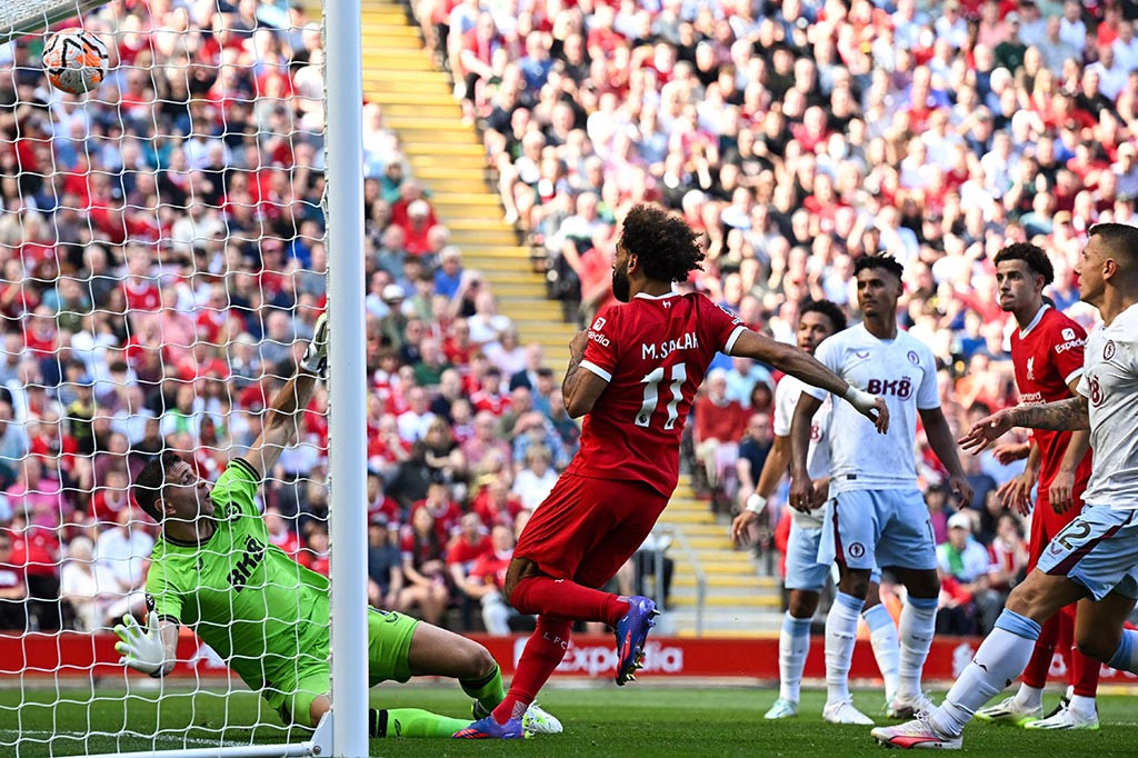 Unggul tiga gol, Liverpool tetap mendominasi jalannya pertandingan dan kembali mendapatkan peluang melalui tendangan Alexander-Arnold yang masih melambung tipis di atas mistar gawang Villa.