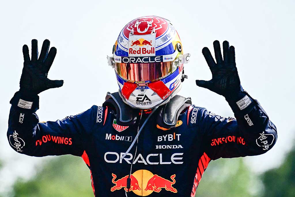 Pembalap Red Bull Max Verstappen mencetak rekor 10 kemenangan beruntun di Formula 1 setelah memenangkan Grand Prix Italia yang bergulir di Sirkuit Monza, Minggu, 3 September 2023.