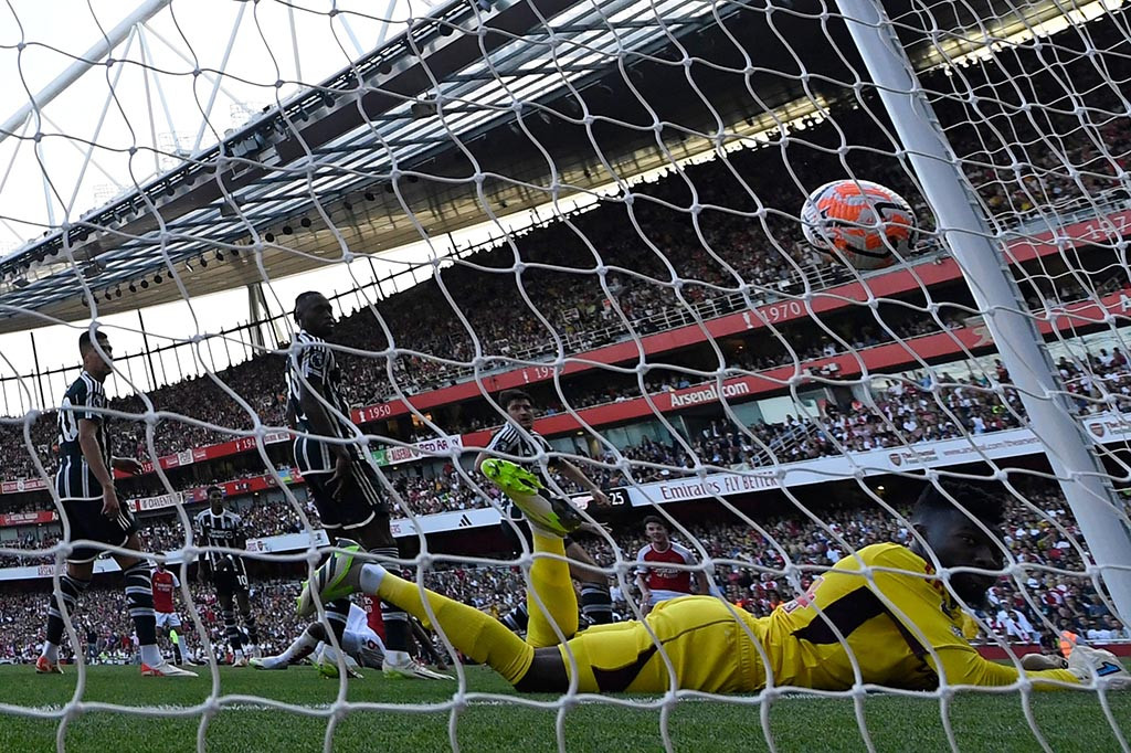 Manchester United sempat kembali membobol gawang dari Aaron Ramsdale melalui tendangan Alejandro Garnacho, namun gol tersebut dianulir oleh VAR karena pemain asal Argentina itu lebih dulu berada dalam posisi offside.