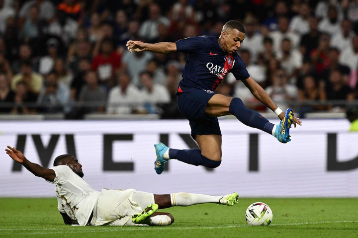 Pertandingan baru berusia empat menit saat Mbappe membawa PSG membuka keunggulan. Pelanggaran yang dilakukan Corentin Tolisso terhadap pemain internasional Prancis itu di kotak penalti, membuat wasit menunjuk titik putih. Mbappe pun tidak membuang peluang untuk membawa timnya memimpin.