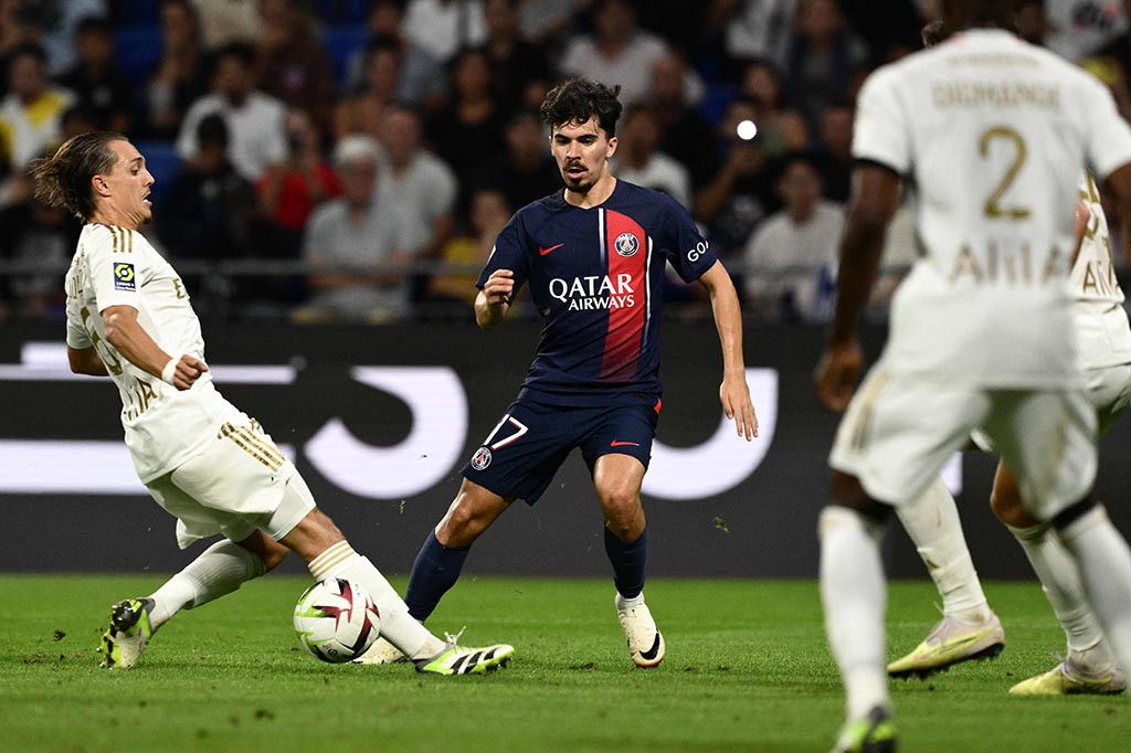 Tambahan tiga poin membawa PSG naik ke posisi kedua di klasemen sementara dengan koleksi delapan poin, tertinggal dua poin dari pemuncak klasemen AS Monaco. Sedangkan Lyon terbenam di dasar klasemen dengan satu poin, demikian catatan laman resmi Liga Prancis.