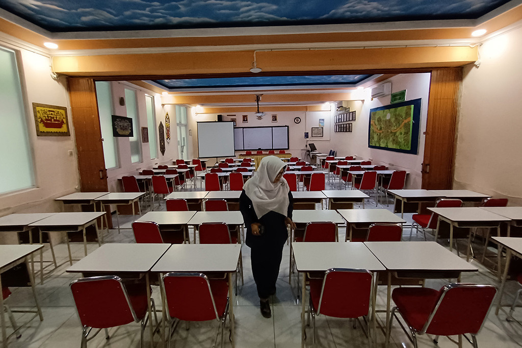 Selain itu, Pemerintah Provinsi (Pemprov) DKI Jakarta juga akan menerapkan kebijakan bekerja dari rumah (work from home/WFH) untuk 75 persen Aparatur Sipil Negara (ASN) DKI Jakarta yang bekerja di wilayah Jakarta Pusat dan Jakarta Selatan.