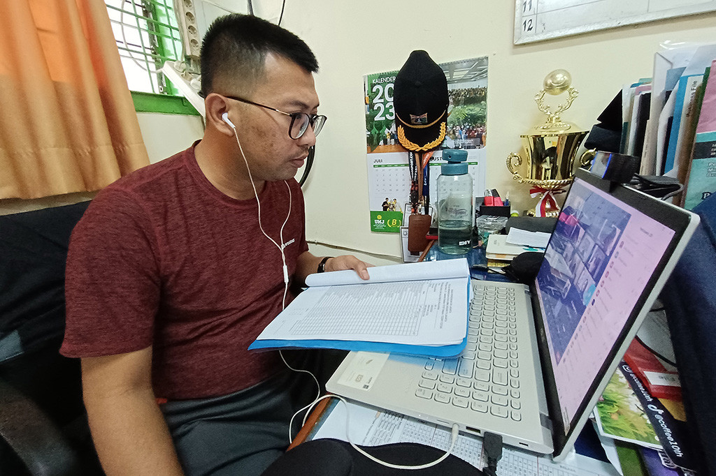 Heru menegaskan anak sekolah di luar wilayah Jakarta Pusat (Jakpus) dan Jakarta Selatan (Jaksel) tetap melakukan kegiatan belajar mengajar seperti biasa di sekolah.