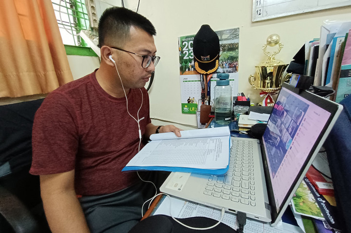 Heru menegaskan anak sekolah di luar wilayah Jakarta Pusat (Jakpus) dan Jakarta Selatan (Jaksel) tetap melakukan kegiatan belajar mengajar seperti biasa di sekolah.