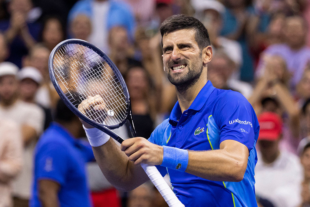 Djokovic sekarang akan menghadapi unggulan kesembilan dari Amerika Taylor Fritz pada hari Selasa untuk mendapatkan tempat di semifinal saat ia mengejar gelar Grand Slam ke-24 yang memperpanjang rekor.
