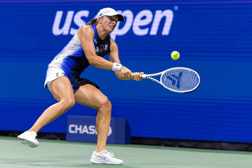 Ostapenko bangkit setelah kalah pada set pembuka untuk mencatat kemenangan 3-6, 6-3, 6-1 dalam waktu 1 jam 48 menit dan sekarang akan menghadapi unggulan keenam dari Amerika Coco Gauff di perempat final pada hari Selasa.