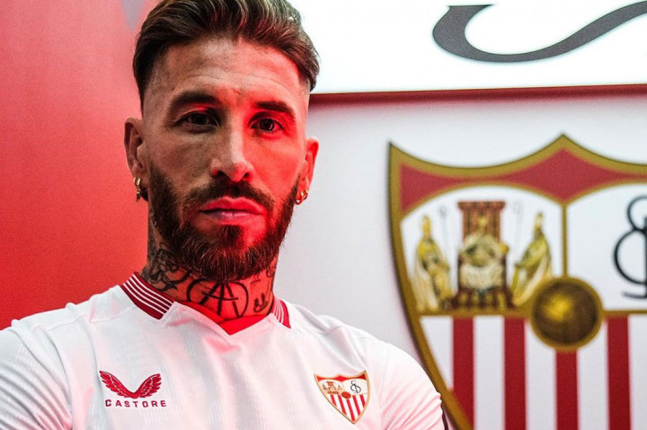 Bek Sergio Ramos resmi kembali memperkuat klub masa kecilnya, Sevilla setelah meninggalkan klub yang bermarkas di Ramon Sanchez Pizjuan itu 18 tahun tahun yang lalu saat ia dibeli Real Madrid pada Agustus 2005.